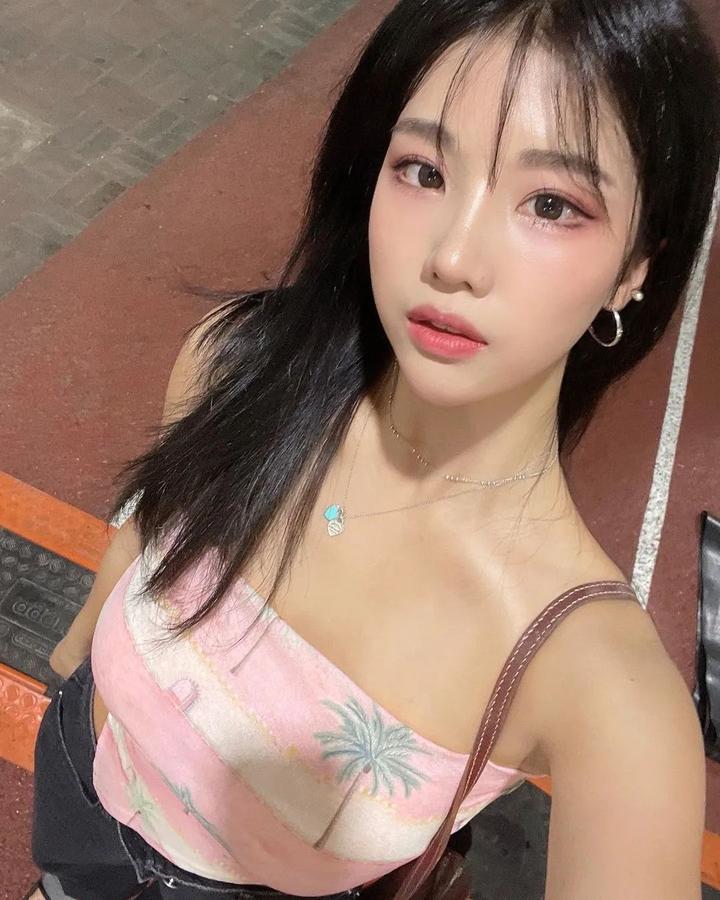 ins健身女明星_健身女明星的身材_女生健身明星