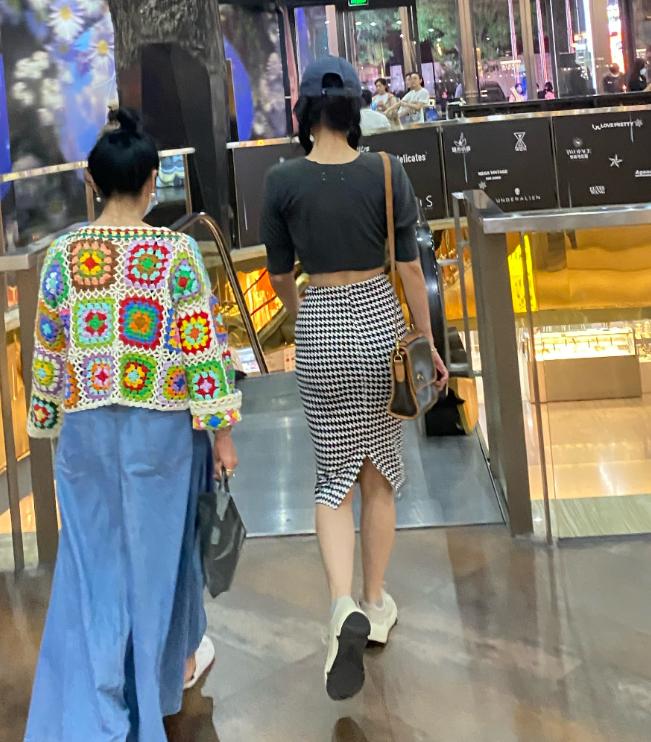 背影健身明星照片女生_女明星健身背影照片_健身背影男真实