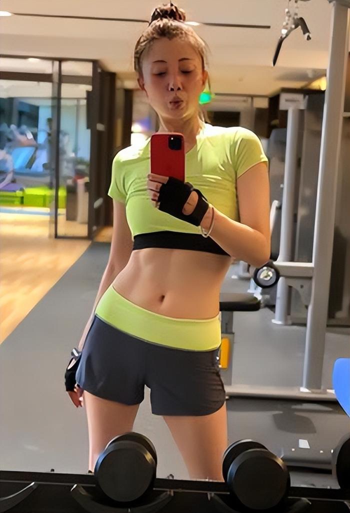 女明星健身背影照片_健身背影男真实_背影健身明星照片女生