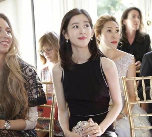 健身背影男真实_女明星健身背影照片_背影健身明星照片女生