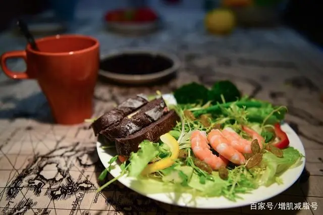 女生减肥三大营养比例计算_女性健身减脂营养摄入_女生减脂期间三大营养素比例