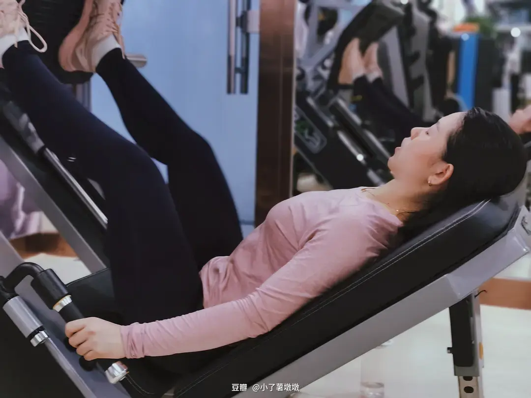 玩健身女私教的故事_健身房女教练价格_健身房私教约女