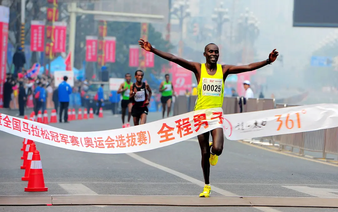 马拉松跑步比赛全程多少米_马拉松跑全程是_马拉松全程都在跑马