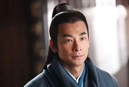明星锻炼眼神_玩健身的华裔眼镜男_眼睛大健身的男明星