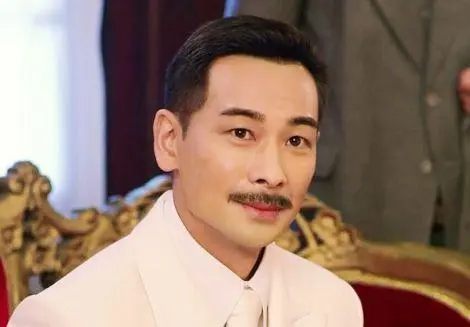 玩健身的华裔眼镜男_眼睛大健身的男明星_明星锻炼眼神