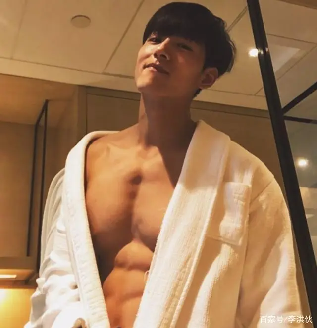 男明星眼睛特写_戴眼镜的健身男_眼睛大健身的男明星