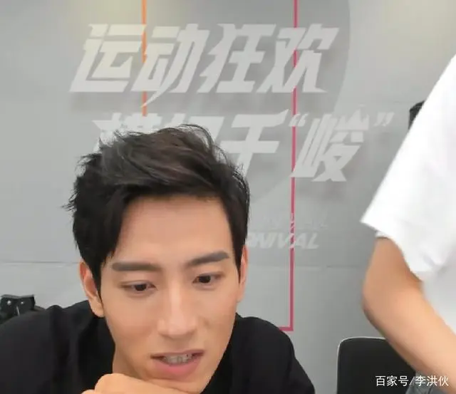 男明星眼睛特写_眼睛大健身的男明星_戴眼镜的健身男