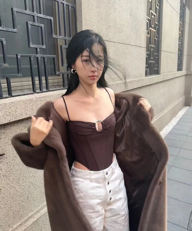 中国十大美女明星衰老照片对比_美女明星曝光的照片_欧美女明星健身照片